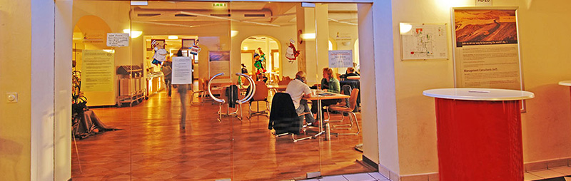 Historische PH-Mensa Heidelberg – Traditioneller Speisesaal mit Holzvertäfelung und klassischem Mensaflair.