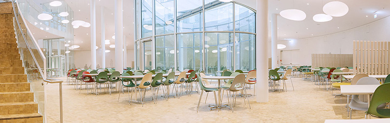 Mensa am Bildungscampus Heilbronn – Zeitgemäßes Ambiente mit Lounge-Bereich und verschiedenen Speiseoptionen.