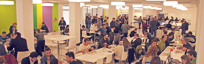 Mensa am Tech Campus Heilbronn – Moderner Speisesaal mit Sitzgelegenheiten und großzügiger Essensausgabe.